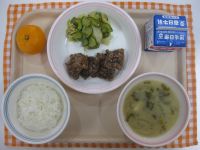 ごはん、くじらのたつた揚げ、枝豆とツナのサラダ、さつま汁※くじら、みかんは、和歌山県からいただきました。