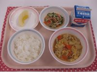 ごはん、他人煮、ごまみそ酢和え、りんご※今年、新宮市と友好都市を締結した岩手県一関市から送ってもらった、りんごを使いました。