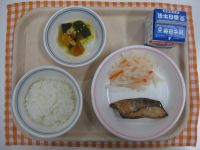 ごはん、ブリの照り焼き、すのもの、かぼちゃのあま煮※今日は、冬至こんだてです。