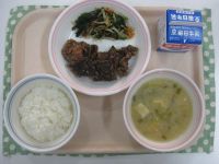 ごはん、クジラの龍田揚げ、ほうれん草のおかか和え、みそ汁