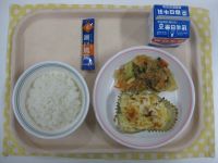 ごはん、ささみのホイル焼き、はるさめの甘辛いため、ふりかけ