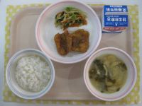 ごはん、くまのなまずの蒲焼、こまつなのごま和え、みそ汁※新宮市産のくまのなまず、こまつなを使用しております。