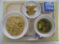 キムチチャーハン、揚げ餃子、中華スープ