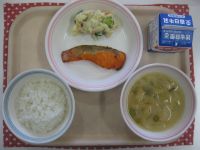 ごはん、さかなの塩焼き、ポテトサラダ、みそ汁