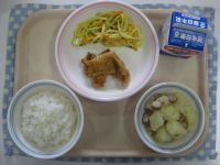 ごはん、とり肉のレモン揚げ、スパゲティサラダ、ジャーマンポテト