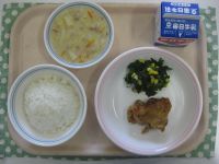 ごはん、とり肉のマスタード焼き、ほうれん草のソテー、はくさいのクリーム煮