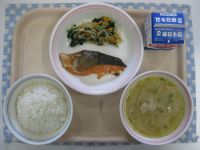 ごはん、さかなの塩焼き、ほうれん草のナムル、豚汁