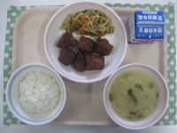 ごはん、まぐろのケチャップ煮、いんげんのゴマ和え、みそ汁