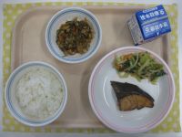 ごはん、ブリの照り焼き、ちんげんさいのナムル、糸こんぶの炒めに