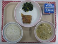 ごはん、とり肉のマスタード焼き、ほうれん草のソテー、みそ汁