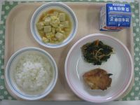 ごはん、とり肉のマーマレード焼き、ほうれん草のおかか和え、高野の卵とじ