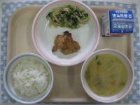 ごはん、とり肉のごま照り焼き、小松菜とツナのレモン和え、みそ汁