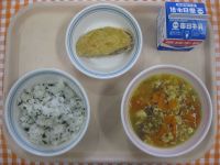 わかめごはん、やさいの卵とじ、さつまいもの天ぷら