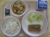 ごはん、くまのなまずのフライ、ゆでキャベツ、高野どうふのにもの