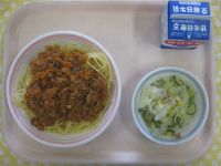 ミートソーススパゲティ、フレンチサラダ