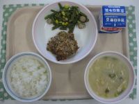 ごはん、とり肉のパン粉焼き、いんげんソテー、みそ汁