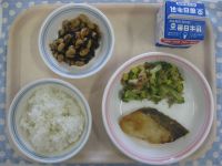 ごはん、さかなの西京焼き、ブロッコリーのおかか和え、大豆のいそに