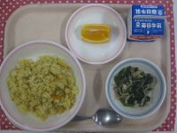 カレーピラフ、ほうれん草のサラダ、オレンジ
