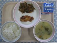ごはん、とり肉の梅肉やき、きんぴらこんにゃく、みそ汁