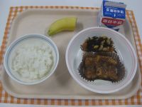 ―防災非常食風献立―ごはん、なまずの蒲焼き、大豆のいそに、バナナ