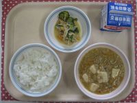 ごはん、とうふの中華煮、ごまみそ酢あえ