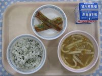 わかめごはん、肉うどん、ちくわのいそべ揚げ