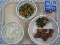 ごはん、まぐろのケチャップ煮、やさいのおかか和え、糸こんぶの炒めに