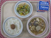 ごはん、おでん風煮、バンサンスウ、梅干し※梅干しは、和歌山県からいただきました。