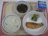 ごはん、さかなの塩焼き、こまつなのレモン和え、糸こんソテー