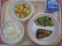 ごはん、ブリの照り焼き、はくさいの昆布和え、高野の卵とじ