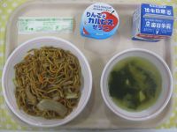 やきそば、中華スープ、りんごとカルピスのゼリー