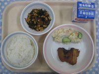 ごはん、とり肉のカレー醤油焼き、ツナポテサラダ、大豆のいそに