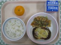 ごはん、くまのなまずのマヨネーズ焼き、春雨のあまから炒め、みかん※新宮市産のくまのなまずと、和歌山県からいただいたみかんを使用しています。