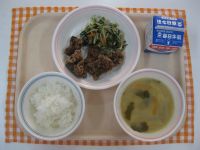 ごはん、くじらの竜田揚げ、こまつなののり和え、みそ汁※和歌山県からいただいたクジラと、新宮市産のこまつなを使用しています。