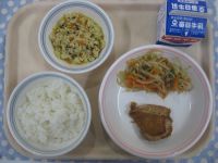 ごはん、とり肉の梅肉焼き、いんげんのごま和え、とふの粉のにもの