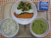 ごはん、さかなの塩焼き、ブロッコリーのおかか和え、塩ちゃんこ汁