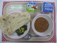 ナン、大豆入りキーマカレー、ほうれん草のソテー、ヨーグルト