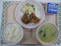 ごはん、フライドチキン、ポテトサラダ、卵スープ