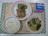 ごはん、サバの竜田揚げ、こまつなのレモン和え、みそ汁※サバは和歌山県からいただきました。