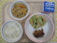 ごはん、とり肉の梅肉焼き、ブロッコリーサラダ、切干し大根のにもの