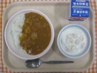 カレーライス、フルーツヨーグルト