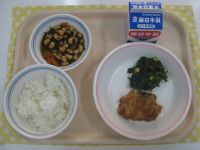 ごはん、とり肉のレモン揚げ、ほうれん草のソテー、大豆のいそに
