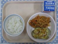 ごはん、ささみのホイル焼き、ナポリタン※和歌山県産のトマトピューレを使用してます。