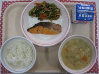 ごはん、さかなの塩焼き、こまつなのおかか和え、みそ汁※新宮市産のこまつなを使用しています。