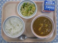 ごはん、とうふのカレー煮、えだまめとツナのサラダ