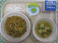 焼きそば、中華スープ、青りんごゼリー