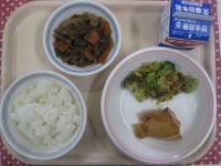 ごはん、とり肉のマーマレード焼き、ブロッコリーのおかか和え、きんぴらこんにゃく