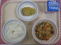 ごはん、炒りどうふ、さつまいもの天ぷら