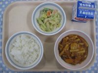 ごはん、ぶた肉のケチャップ煮、ブロッコリーサラダ