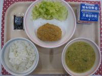 ごはん、白いんげん豆コロッケ、ゆでキャベツ、中華コーンクリームスープ